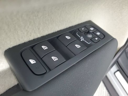 Certified 2026 Volvo XC40 B5 Plus AWD/4WD image 22