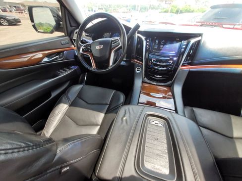 Used 2018 Cadillac Escalade Premium Luxury RWD image 29