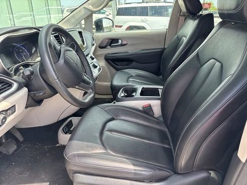 Used 2024 Chrysler Pacifica Touring-L FWD image 8