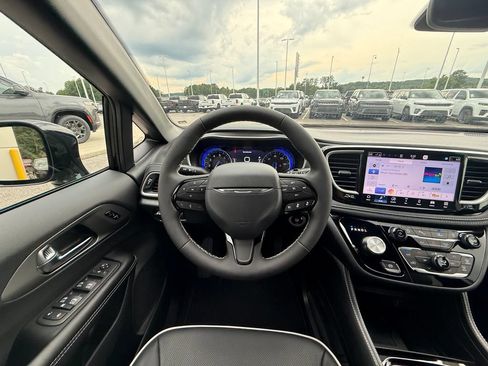 New 2027 Chrysler Pacifica Limited FWD image 9