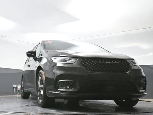 Used 2025 Chrysler Pacifica Limited FWD image 52