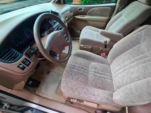 Used 2001 Toyota Sienna XLE image 2