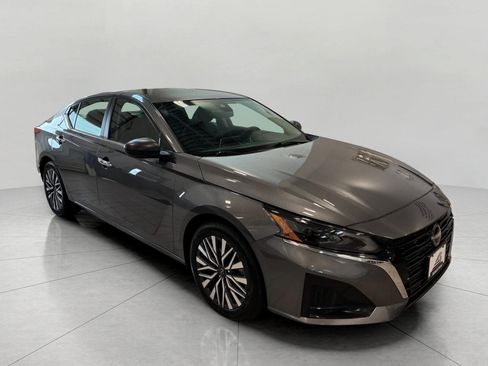 Used 2025 Nissan Altima 2.5 SV image 1