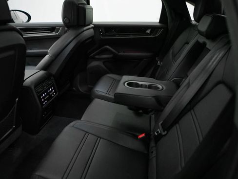 Used 2025 Porsche Cayenne Turbo AWD/4WD image 37