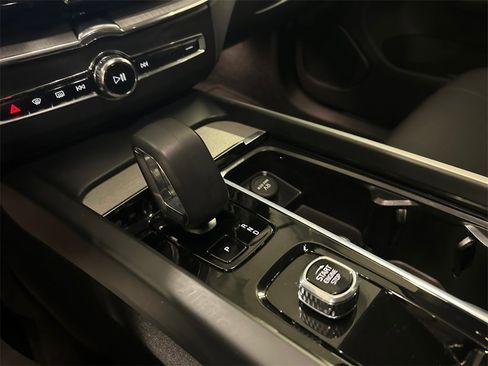 Certified 2025 Volvo XC60 B5 Plus image 19