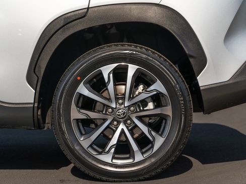 Certified 2025 Toyota Corolla Cross XLE FWD image 7