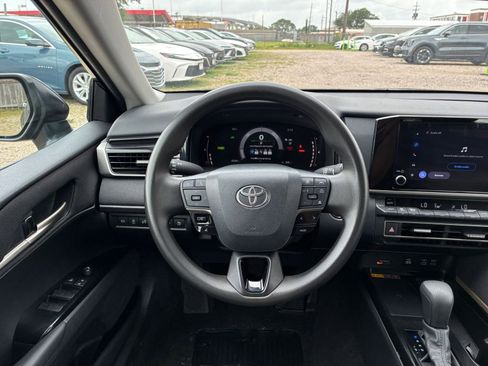 Used 2025 Toyota Camry LE FWD image 28