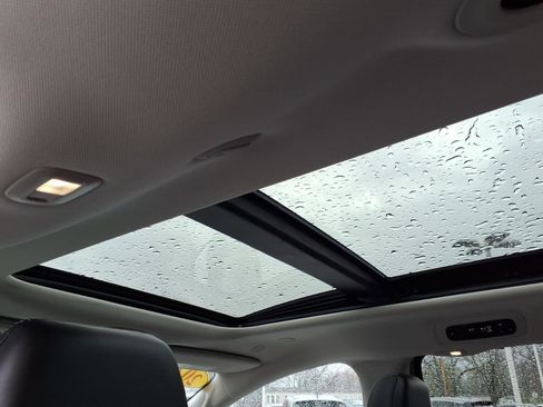 Used 2024 Chrysler Pacifica Limited image 5