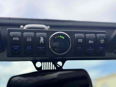 Used 2017 Jeep Wrangler Sahara image 32