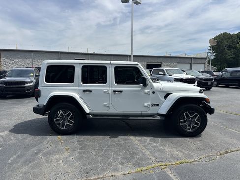 Used 2026 Jeep Wrangler Unlimited Sahara AWD/4WD image 10