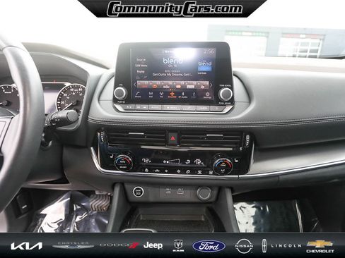 Used 2023 Nissan Rogue SV w/ SV Premium Package image 15