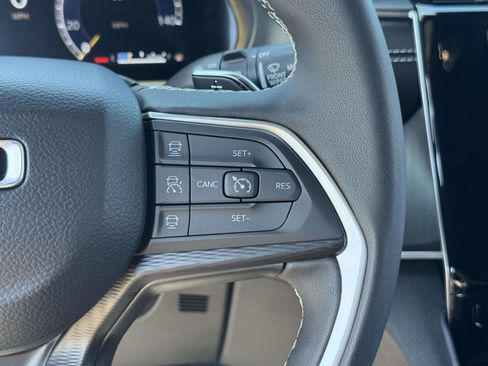 Used 2025 Jeep Grand Cherokee Altitude AWD/4WD image 10