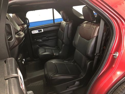 Certified 2020 Ford Explorer Platinum w/ Premium Technology Package image 30