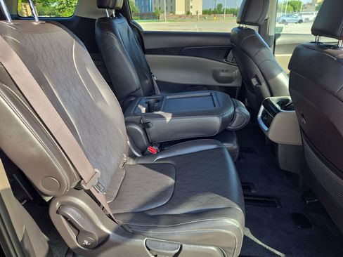 Used 2025 Kia Carnival FWD image 30