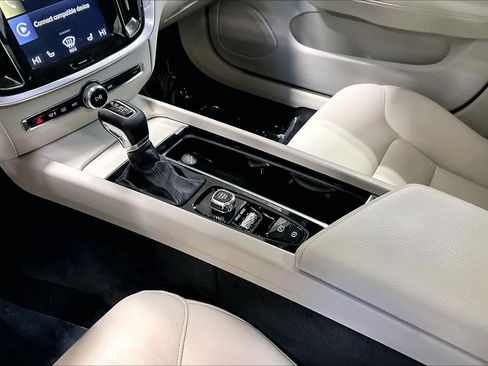 Used 2019 Volvo S60 T6 Momentum image 15