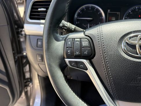 Used 2019 Toyota Highlander XLE FWD image 16