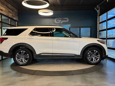 Used 2025 Ford Explorer Active w/ Active Comfort Package AWD/4WD image 2
