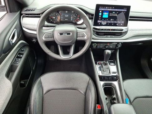 Used 2024 Jeep Compass Latitude image 11