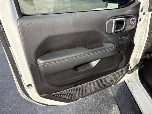 Used 2022 Jeep Wrangler Sahara w/ Cold Weather Group image 15