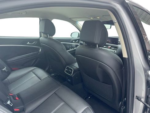 Used 2025 Genesis G70 2.5T RWD image 27
