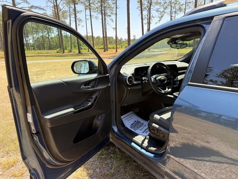 Used 2025 Chevrolet Equinox LT w/ Convenience Package II image 11