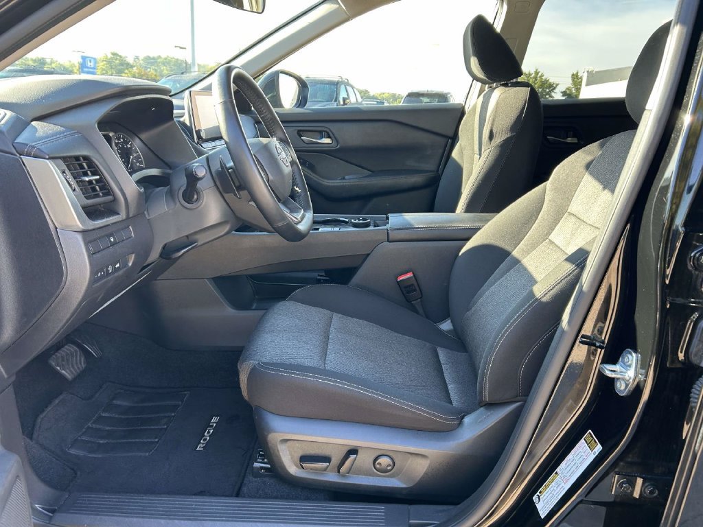 Used 2025 Nissan Rogue SV AWD/4WD image 10
