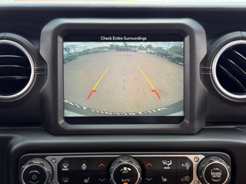 Used 2018 Jeep Wrangler Unlimited Sahara w/ Uconnect 4C Nav & Sound Group AWD/4WD image 13