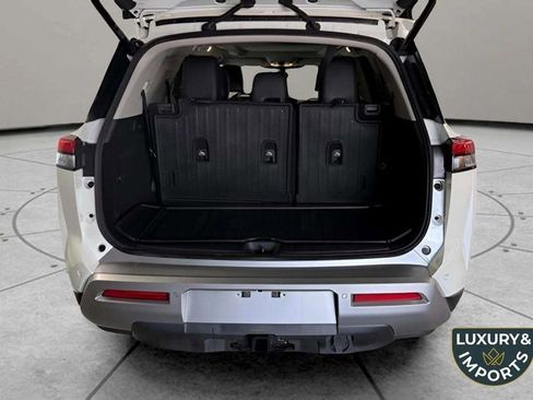 Used 2024 Nissan Pathfinder Platinum image 9