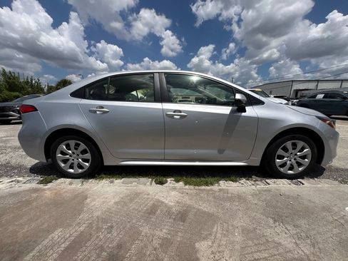 Used 2022 Toyota Corolla LE FWD image 2