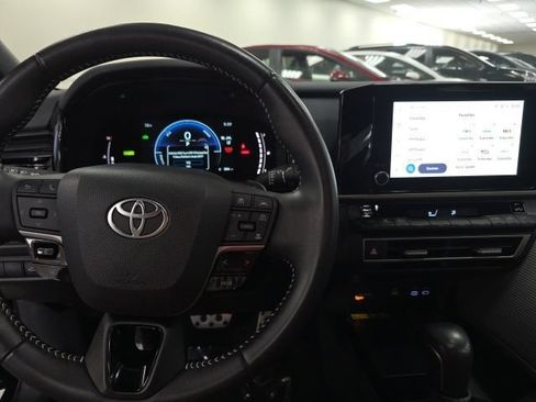 Used 2025 Toyota Camry SE AWD/4WD image 16