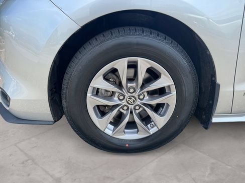 Used 2021 Toyota Sienna LE FWD image 14