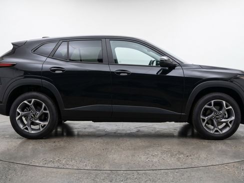 Used 2025 Chevrolet Trax LT w/ LT Convenience Package FWD image 11