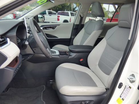 Used 2020 Toyota RAV4 Limited FWD image 24
