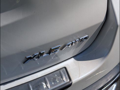 Used 2019 Toyota Highlander XLE w/ Carpet Mat Package (TMS) image 8