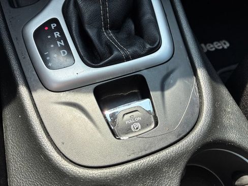 Used 2018 Jeep Cherokee Latitude w/ Altitude Package FWD image 29