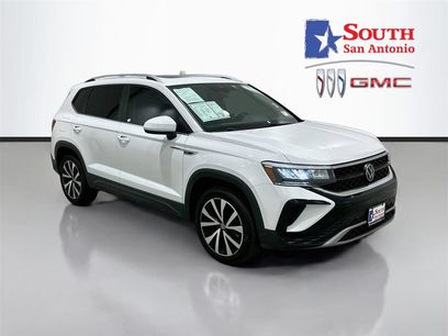 Used 2023 Volkswagen Taos SE w/ Panoramic Sunroof Package