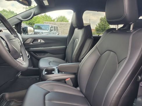 New 2027 Chrysler Pacifica Select AWD/4WD image 10