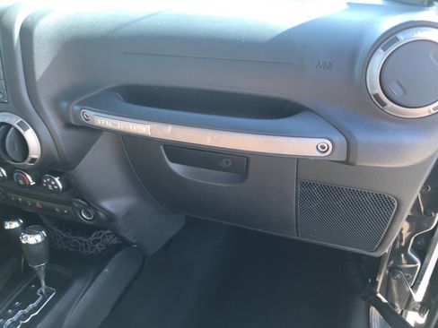 Used 2013 Jeep Wrangler Unlimited Sahara image 12