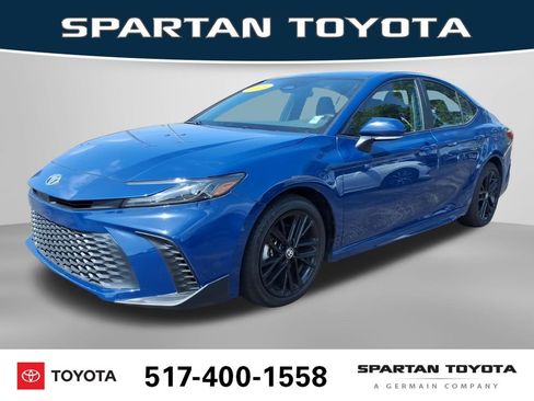 Used 2025 Toyota Camry SE FWD image 1