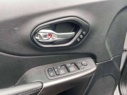 Used 2022 Jeep Cherokee Limited AWD/4WD image 17