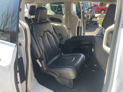 Used 2023 Chrysler Pacifica Touring-L FWD image 27