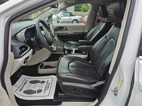 Used 2022 Chrysler Pacifica Touring-L AWD/4WD image 8