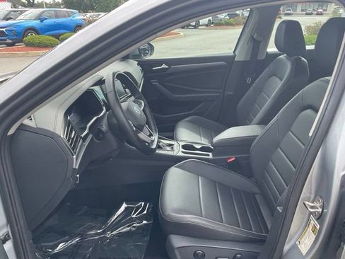 Used 2024 Volkswagen Jetta SE FWD image 11