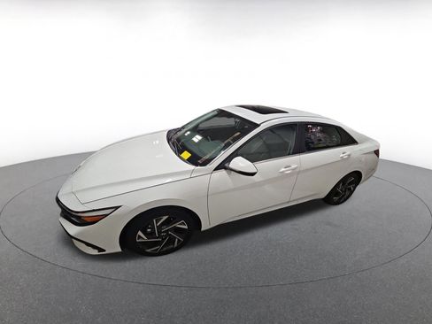 Used 2025 Hyundai Elantra Limited image 4