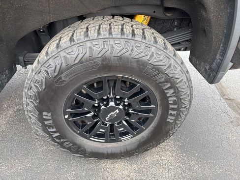 Used 2025 Chevrolet Silverado 2500 ZR2 w/ Technology Package image 26