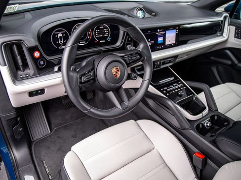 Certified 2026 Porsche Cayenne Coupe AWD/4WD image 4