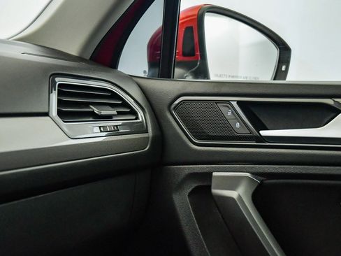 Used 2022 Volkswagen Tiguan SE w/ Panoramic Sunroof Package image 26