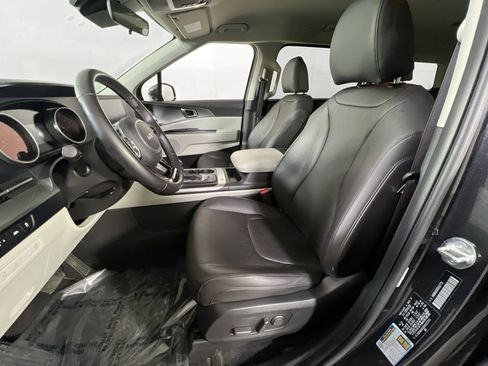 Used 2024 Kia Carnival LX image 20