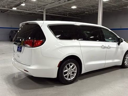 Used 2022 Chrysler Voyager LX image 4