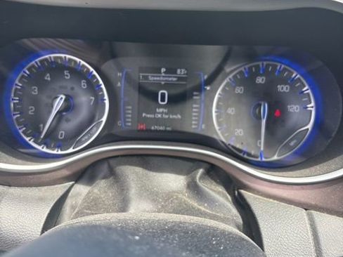 Used 2018 Chrysler Pacifica Touring-L FWD image 6